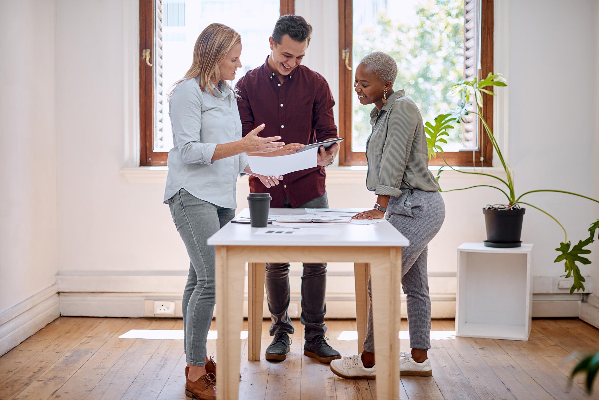 Consultant imobiliar discutând cu client