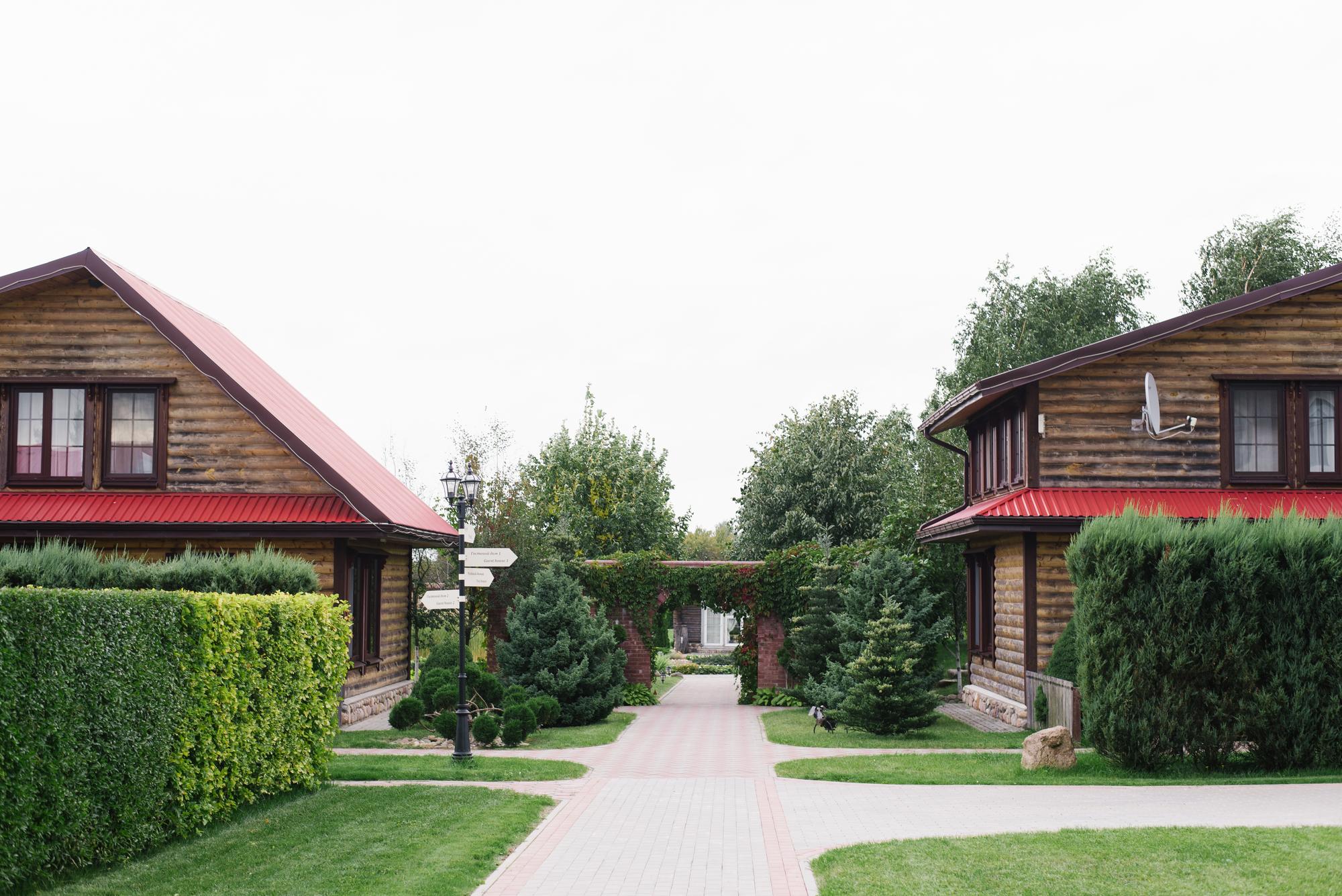 Casă suburbană cu curte